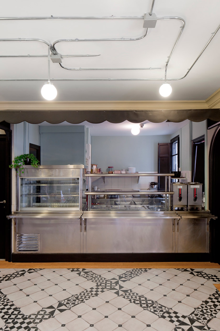 buffet hostal cocina caliente estanterías metálicas aire retro vinatge nikbor