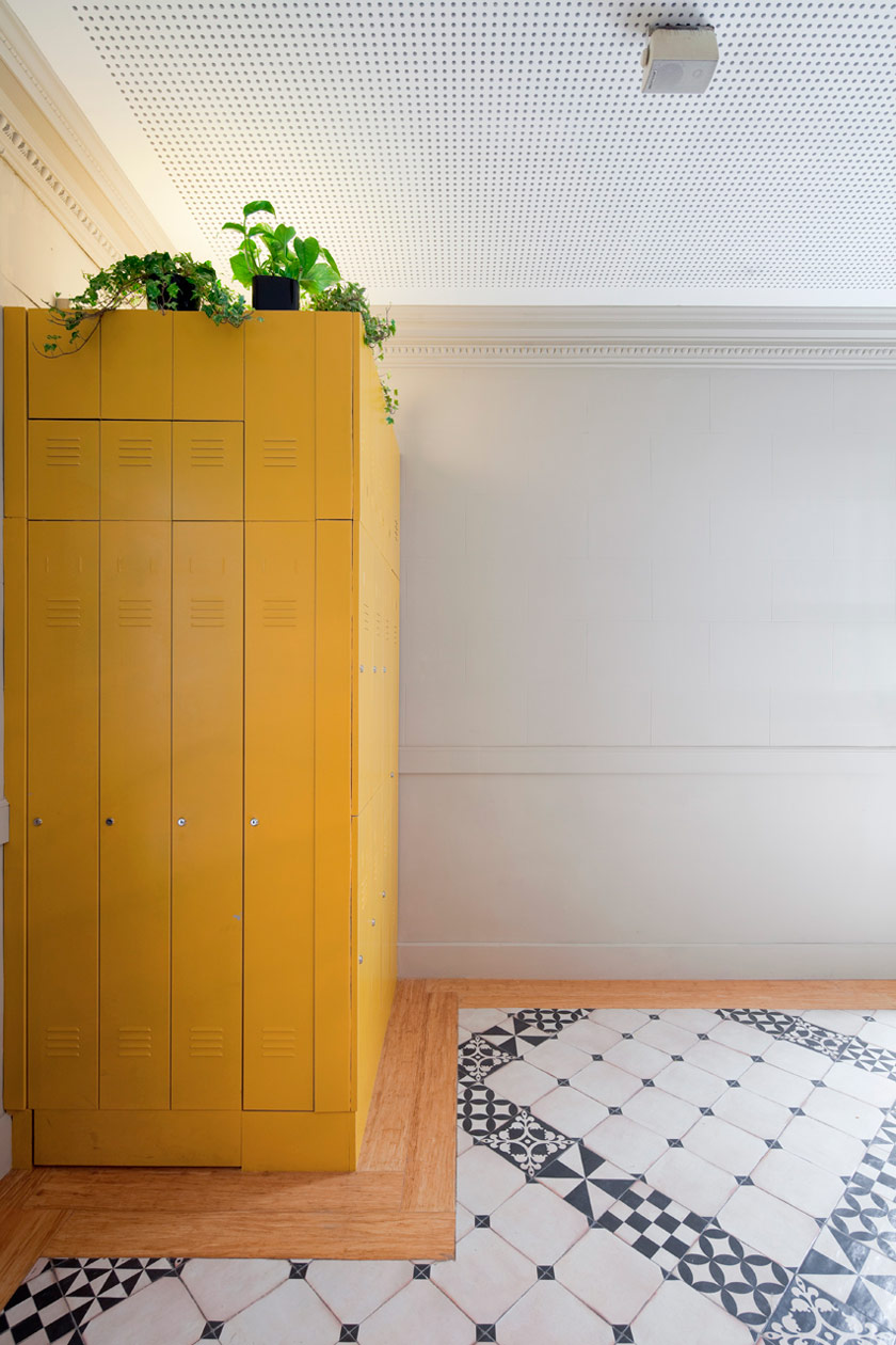 armario amarillo hostal nikbor pavimento con baldosas vintage con marco de madera