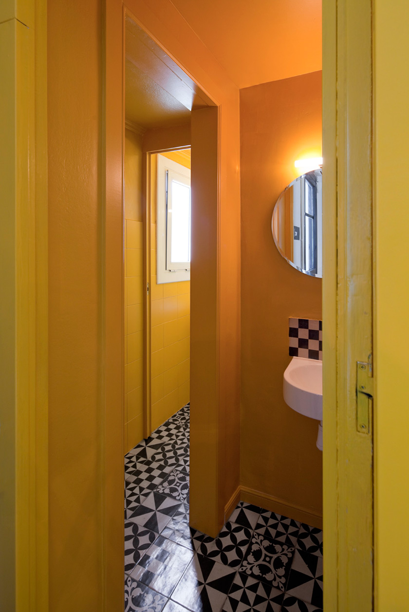 amarillo voyeur lavabo hostal nikbor tramas tails decoración