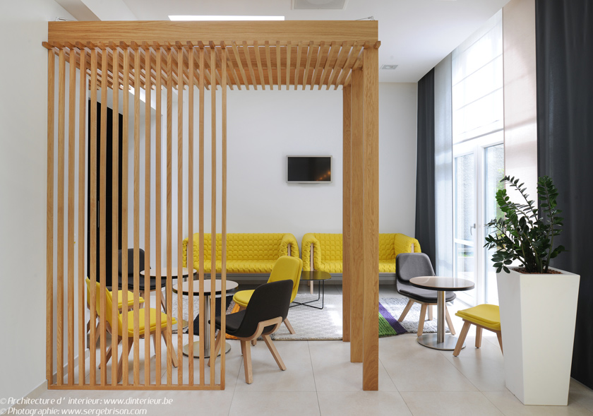 sofas amarillos sillas sancal de madera mamparas de barras de madera zona de relax