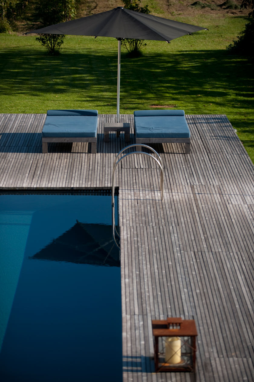 piscina agua natural piscina terraza madera paisaje montañas vivere suites rooms hospedaje natural ecologico verde viñedos italia sostenible energia renovable minimalista nuevo lujo en hoteles hostales agroturismo