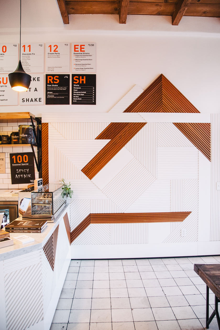 formas geométrocas en paneles de madera estanterías con alimentos barra de café alicatado en blanco