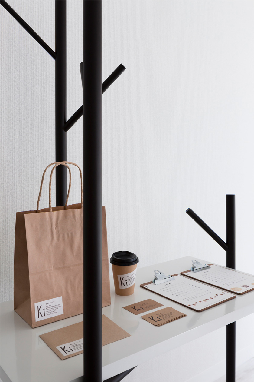 cafe ki diseño gráfico en packaging y menú bolsas de papel sobres minimalista muy pulcro