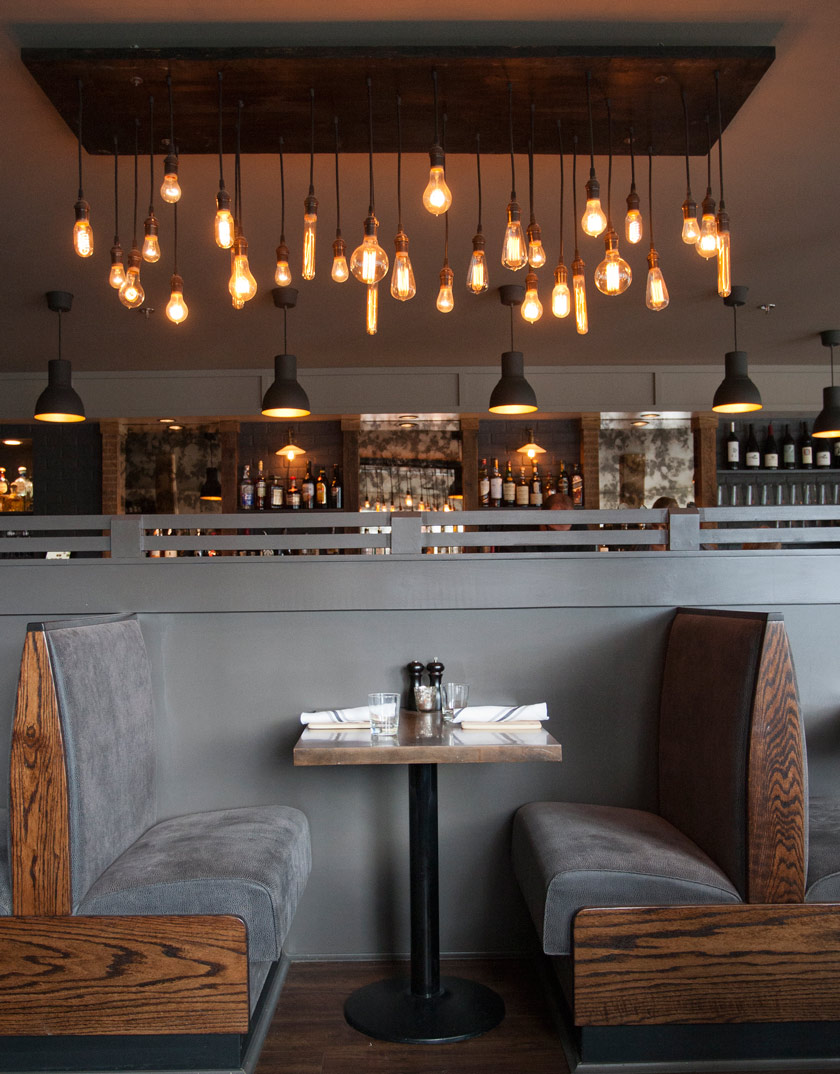 restaurante butacas retro bar madera gris sillas bancos bombillas suspendias estilo Edison