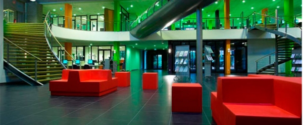 M+R Architecture diseña dos bibliotecas a todo color