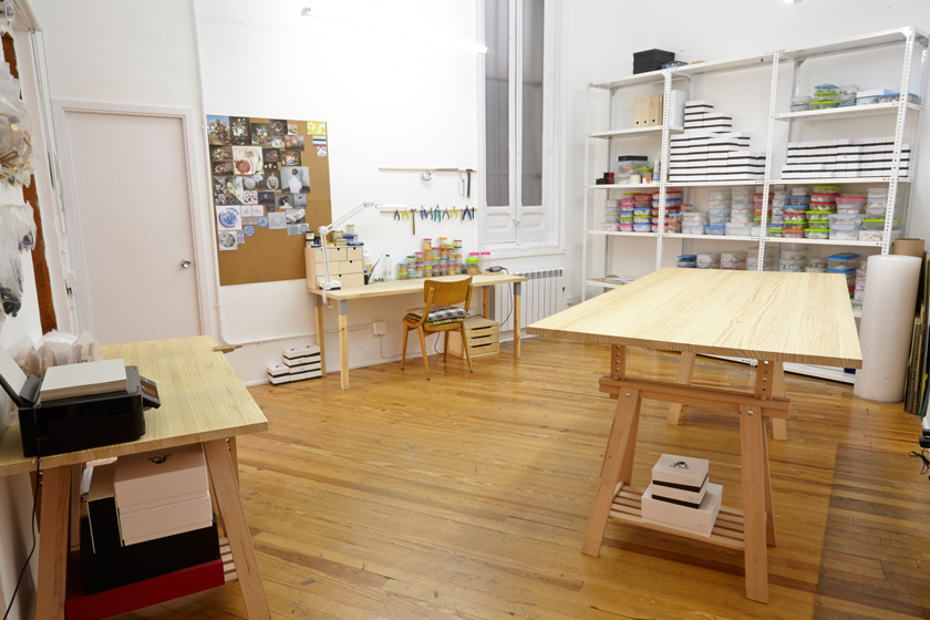 tienda taller en Madrid diseño de interiores sencillo y efectivo en colore neutros