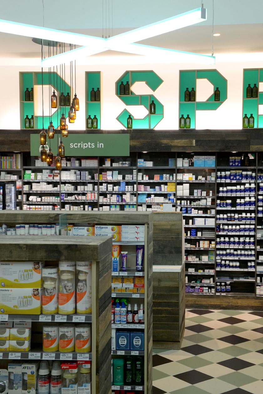 letras estantería luces recicladas de botellas de medicina interiorismo farmacéutico 