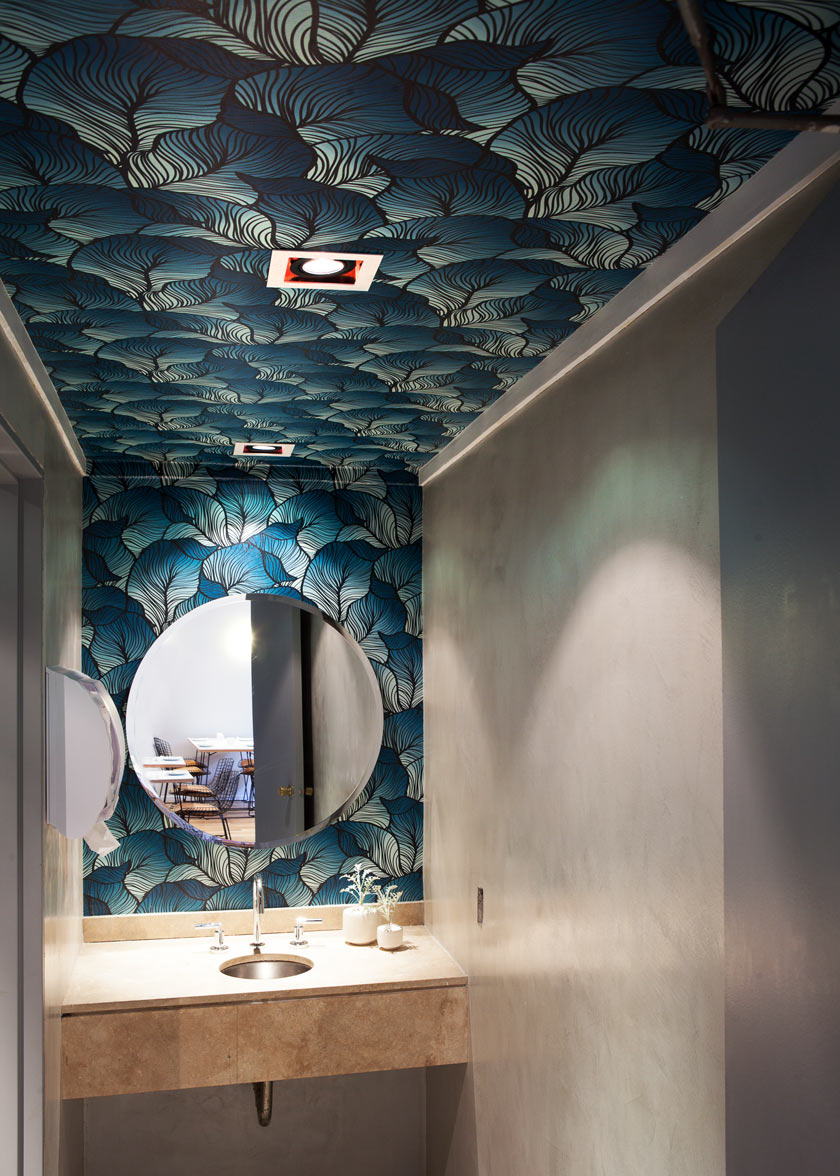baño hotel arroyo argentina diseño minimalista mural pintado a mano efecto espacioso