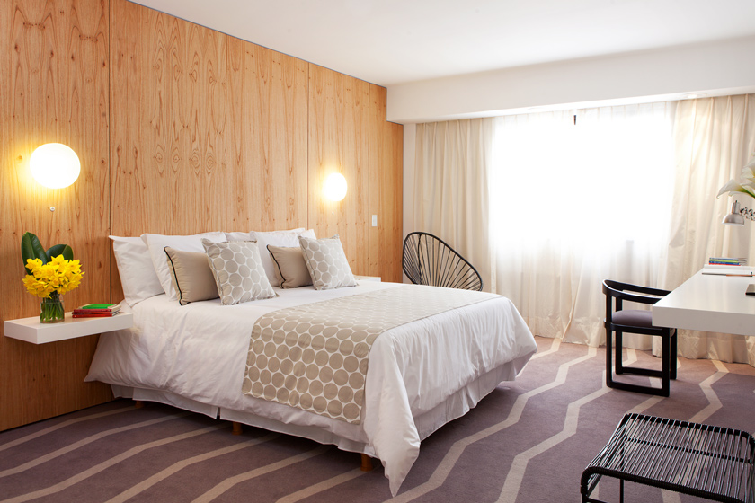 Celeste Najt y Ricky Vior habitación hotel diseño cálido tonos tierra natural acogedor