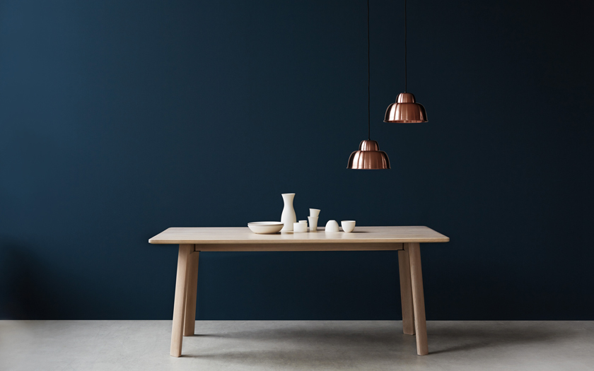 Alle Table mesa de diseño por Staffan Holm para Hem.com madera clara luces de latón