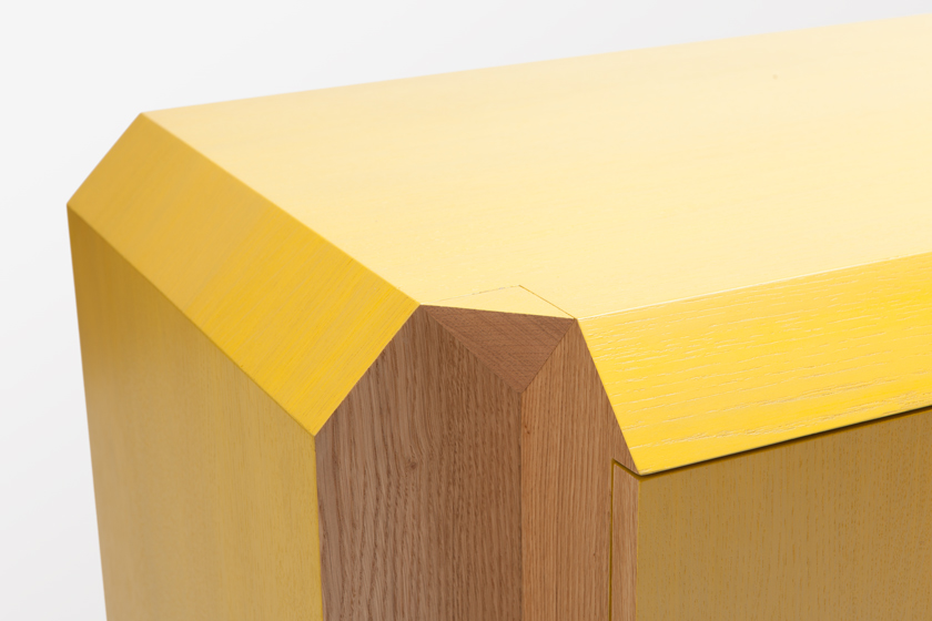 mueble amarillo madera maciza diseño geométrico minimal actual 