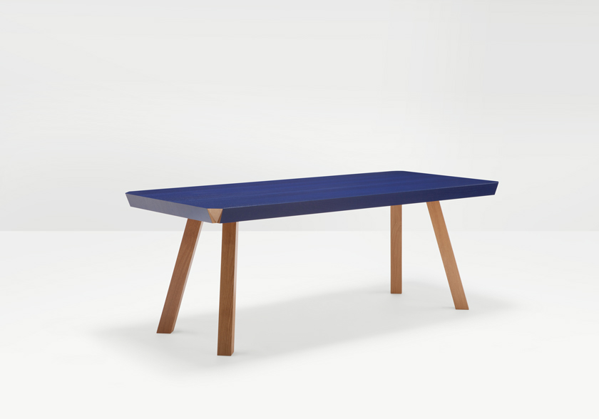 H furniture corner table mesa azul madera maciza minimal geometría esquinas cortadas