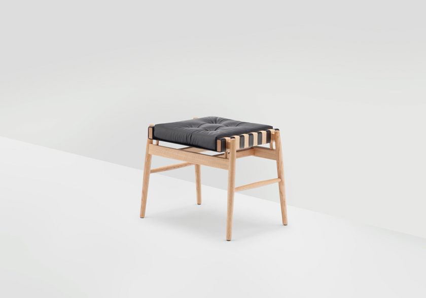 leather stool taburete de cuero negro y madera clara inspirado en los clásicos