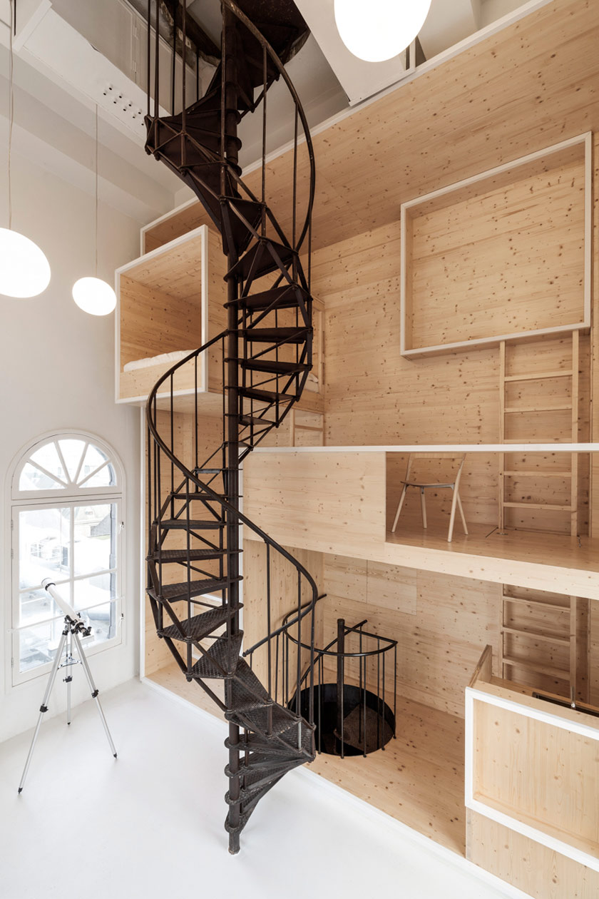 room on the roof i29 interior architects diseño en madera escalera de caracol negra