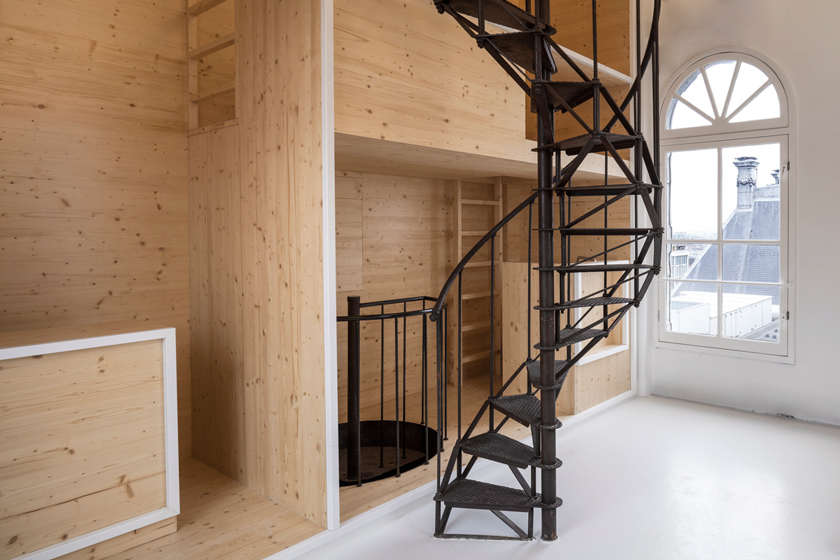 escaleras de madera ventanales diseño minimalista en blanco y madera espacio creativo