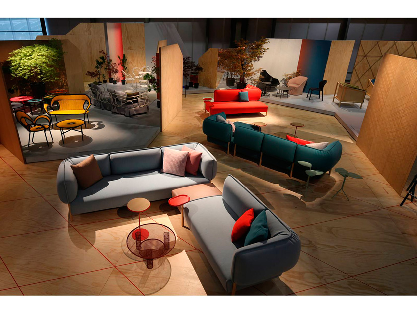 Moroso isaloni 2014 feria stand diseño mobiliario montaje mesas de centro sofás minimalista 