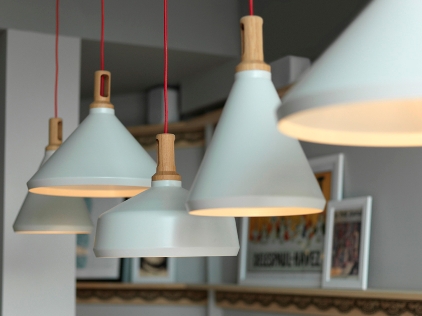 lamparas suspendidas de estilo industrial con campana blanca madera y cable rojo