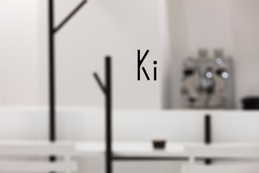 tipografía Ki litografía adhesivo en cristal establecimiento cafetería industrial ventana