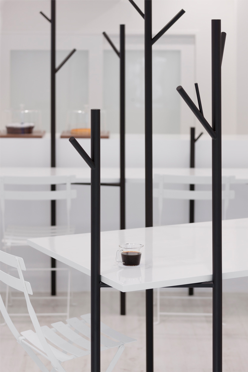 esquina de mesa con café en vaso de cristal diseño en blanco minimalista y elegante