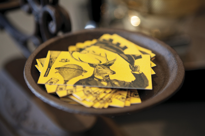 tarjetas de visita amarillas con litografía retro vintage ciervo globo aerostático