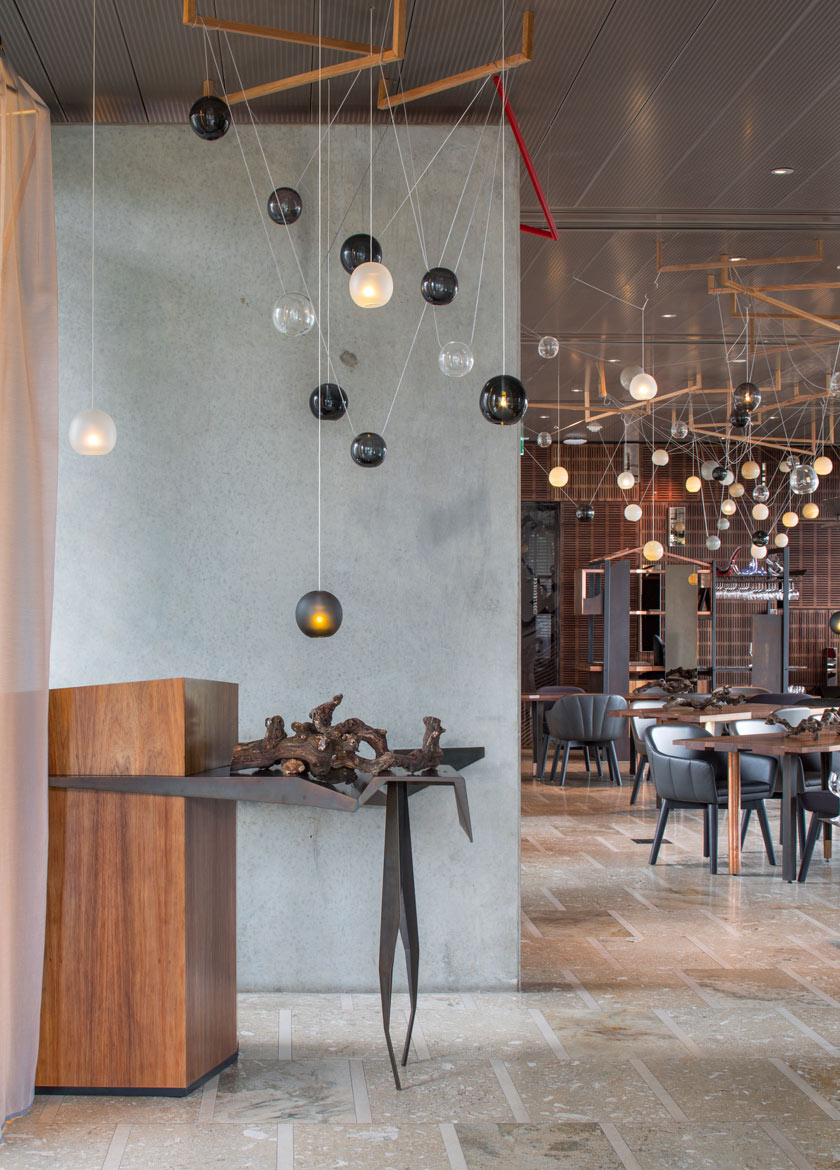 Pascale Gomes-McNabb Penfolds restaurante luces cristal soplado mesas y sillas de madera vino
