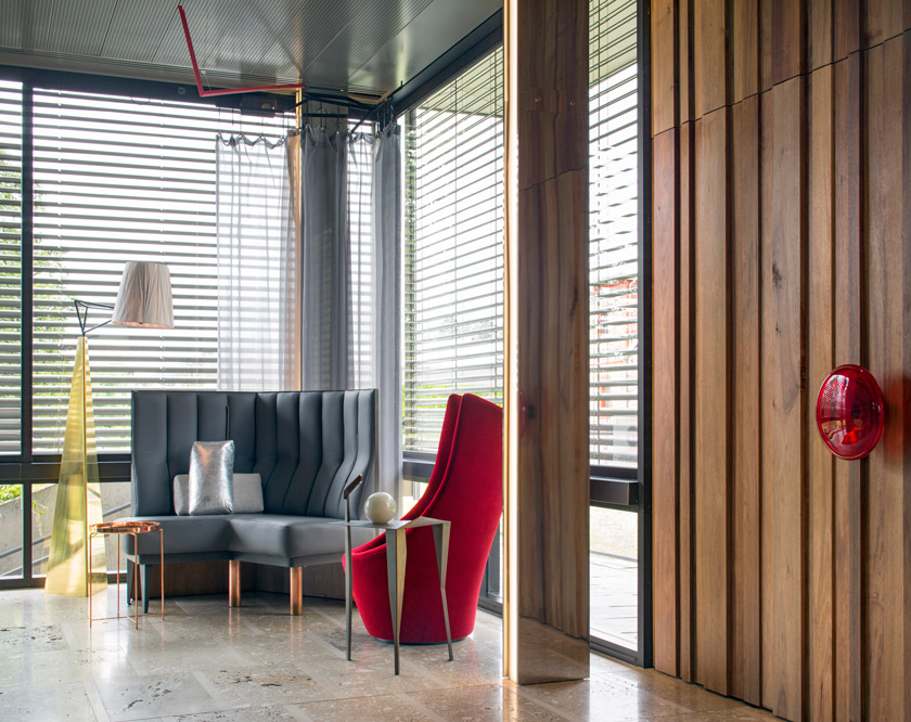 madera de acacia australiana sofá gris sillón rojo pared de madera económico ventanales moderno diseño geométrico