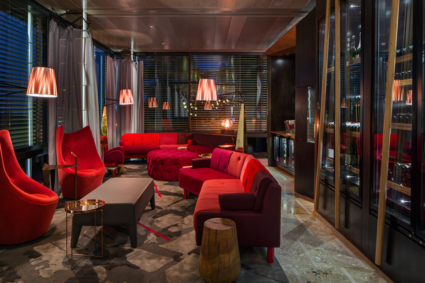 Pascale Gomes-McNabb zona bar sofás rojos diseño cálido mesa de centro mesillas metálicas