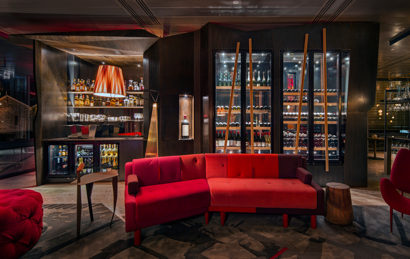Pascale Gomes-McNabb blackwood diseño australiano sofá rojo restaurante bar sillas y mesillas metálicas luces suspendidas