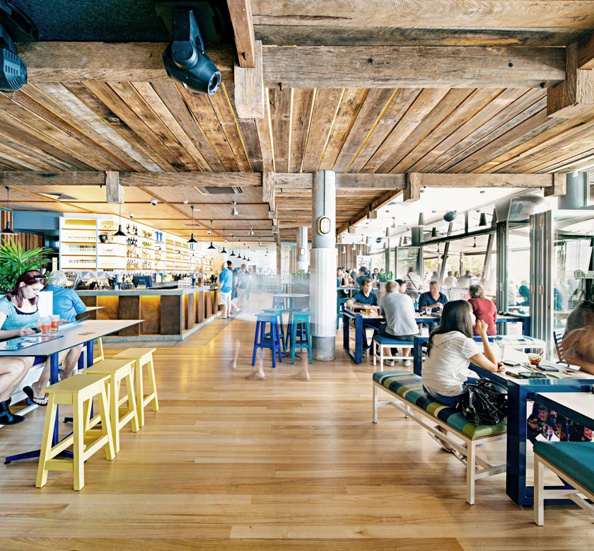 Techne Architecture + Interior Design madera reciclada taburetes azules y amarillos barra de bar restaurante de diseño