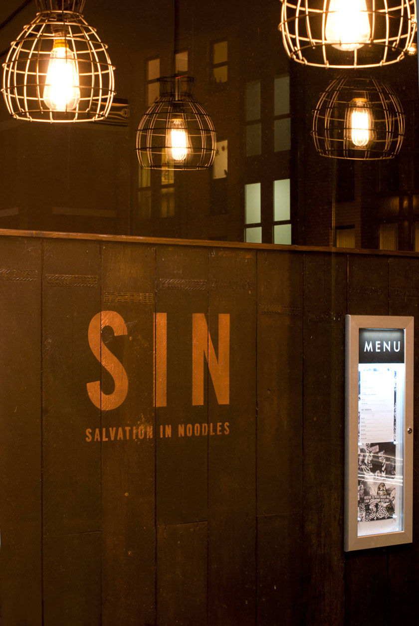 salvation in noodles logo pared exterior restaurante estilo industrial