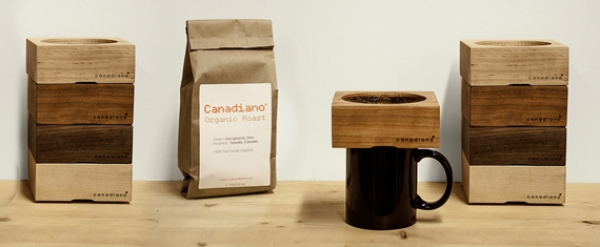 Canadiano: cafetera de madera embonada en una taza